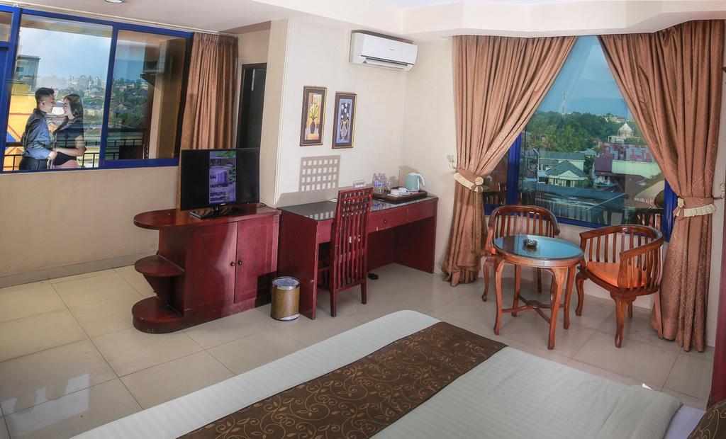 Grand Hotel Jambi Luaran gambar